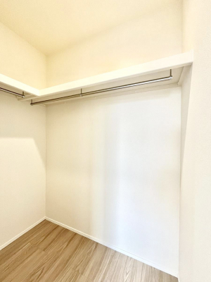 ���̑��@������A�������`Walk-in Closet�`�@��������̗m���������Ă��V���ɂȂ�ɂ����E�H�[�N�C���N���[�[�b�g�B�m���ȊO�ɂ��A���i�g��Ȃ��Ɠd��X�[�c�P�[�X�A�X�g�b�N�i�Ȃǉ��ł��Еt����������Ԃł��B