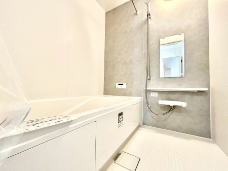�����@������B�������`Bath Room�`�@����L�΂��ē������邱�Ƃ��\�I����̔�������M�d�ȃo�X�^�C���ł��B���q�l�Ƃ��ꏏ�ł��\���ȍL���Ȃ̂ŁA���r���O�Ƃ͈�����Ƒ��c�R�̂ЂƎ������y���݂��������܂��B