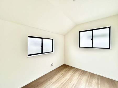 �q�������@������B�������`Bed Room�`�@�q�������͂��q�l�ɂƂ��đ�Ϗd�Ȗ���������܂��B�q����l�ŉ߂�����Ԃ�^���邱�ƂŁA�h���׋����Ԃ����R�Ƒ����܂����畔���̕Еt����|���Ȃǂ��������ƂɌq����܂��B