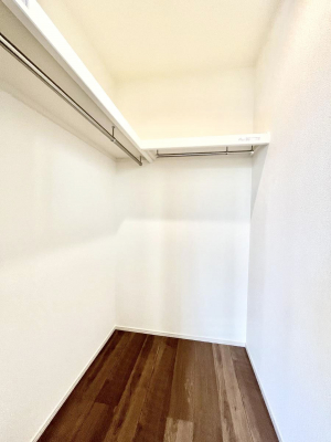 ���̑��@������B�������`Walk-in Closet�`�@��������̗m���������Ă��V���ɂȂ�ɂ����E�H�[�N�C���N���[�[�b�g�B�m���ȊO�ɂ��A���i�g��Ȃ��Ɠd��X�[�c�P�[�X�A�X�g�b�N�i�Ȃǉ��ł��Еt����������Ԃł��B