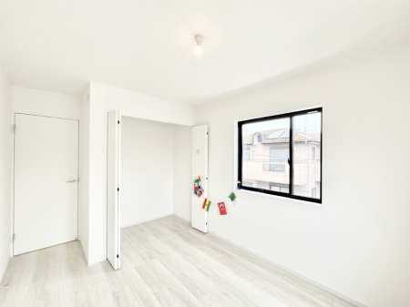 �q�������@�����`Bed Room�`�@�q�������͂��q�l�ɂƂ��đ�Ϗd�Ȗ���������܂��B�q����l�ŉ߂�����Ԃ�^���邱�ƂŁA�h���׋����Ԃ����R�Ƒ����܂����畔���̕Еt����|���Ȃǂ��������ƂɌq����܂��B