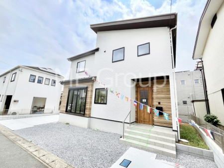 ���n�O�ώʐ^�@�O�ρ`Exterior�`  �ՐÂȏZ��n�Ŏq��ĉƑ��Ƀs�b�^���B  �����̂��U�������K�ȗ΂Ɍb�܂ꂽ�G���A�ŁA���R�ɕ�܂ꂽ���₩�ȕ�炵���������邽�߂́A��Ƃ肠��Z���������Ă��܂��B
