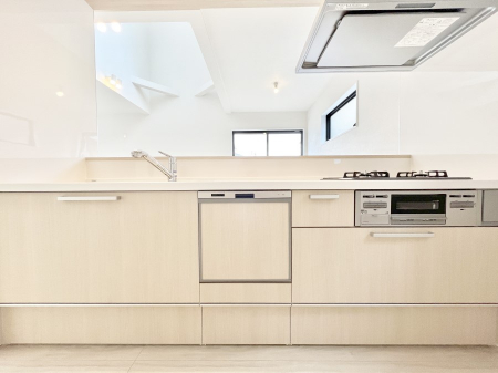 �L�b�`���@�����`Kitchen�`�@��b���e�ރ��r���O�A�������������Ȃ�L�b�`���B�Ƃ́A�������������ł͂Ȃ��A��炵��������A���K�ɂ���ꏊ�B�Ί�̖����A���炬�̓��X�̂��߂ɁA�ŐV�̐ݔ��E�d�l���̗p�B
