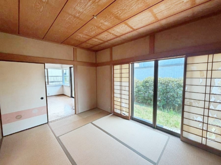 ���̑����ρ@�����`Japanese Room�`�@LDK�אڂ̘a���́A�A�C���������Ȃǉ��l�̉Ǝ��X�y�[�X�Ƃ��āA�܂������Ȃ��q�l�̂��邲�ƒ�ł͂����Q�₨�ނւ��̏�Ƃ��Ă����p���������܂��B���t�H�[���O