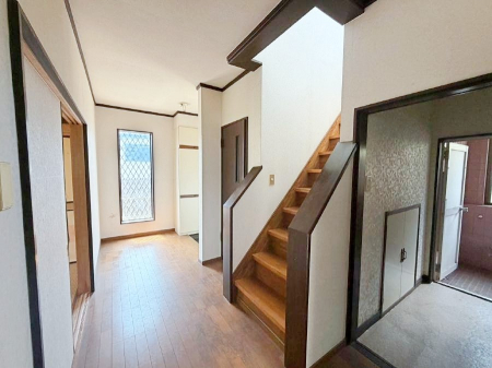 ���ց@�����`Entrance�`�@�f�U�C��������S�n�悢�����͂����邢���փz�[���B�����������ؖڂ̃f�U�C�����K���l���������}������܂��B�㕔�ւ̍L�����������J���I�ȋ�Ԃł��B���t�H�[���O
