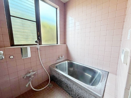 �����@�����`Bath Room�`�@���t���̃o�X���[���́A�̌������薾�邭�C�����̗ǂ���Ԃł��B�������邱�ƂŁA���C�����ǍD�B������芰����o�X���[���ŁA�����̃o�X�^�C�����y���݂ɂȂ肻���ł��B���t�H�[���O