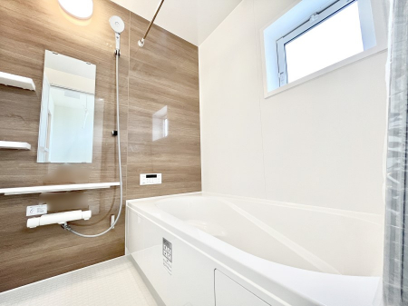 �����@�����`Bath Room�`�@�������Ƒ���L�΂��ē������邱�Ƃ��\�I����̔�������M�d�ȃo�X�^�C���ł��B���q�l�Ƃ��ꏏ�ł��\���ȍL���Ȃ̂ŁA���r���O�Ƃ͈�����Ƒ��c�R�̂ЂƎ������y���݂��������܂��B