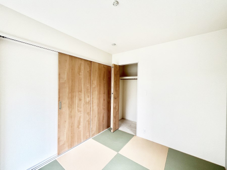 ���̑����ρ@�����`Japanese Room�`�@LDK�אڂ̘a���́A�A�C���������Ȃǉ��l�̉Ǝ��X�y�[�X�Ƃ��āA�܂������Ȃ��q�l�̂��邲�ƒ�ł͂����Q�₨�ނւ��̏�Ƃ��Ă����p���������܂��B