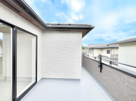 �o���R�j�[�@�����`Balcony�`�@������̃o���R�j�[�̑O�ɂ͉_�ȊO�ɑ��z���Ղ���̂�����܂���B�����󕨂������₷���A����薾�邭�C�����̂������������Ă��܂��B�g���₷���J���I�ȃo���R�j�[�ł���