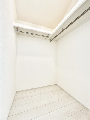 ���̑��@�����`Walk-in Closet�`�@�K�v�Ȃ��̂�R�[�f�B�l�[�g���ꗗ���Ċm�F�ł��A�g�x�x�⏀�����Z���ԂōςރE�H�[�N�C���N���[�[�b�g��ݒu���܂����B�Ƃ̒�����������Ƃ�����֗��Ȏ��[�X�y�[�X�ł��B