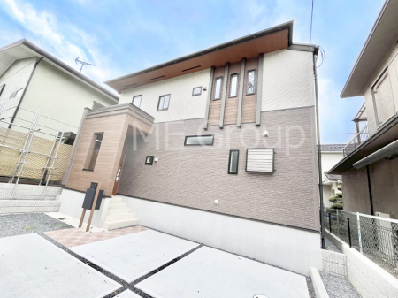 ���n�O�ώʐ^�@�O�ρ`Exterior�`  �ՐÂȏZ��n�Ŏq��ĉƑ��Ƀs�b�^���B  �����̂��U�������K�ȗ΂Ɍb�܂ꂽ�G���A�ŁA���R�ɕ�܂ꂽ���₩�ȕ�炵���������邽�߂́A��Ƃ肠��Z���������Ă��܂��B