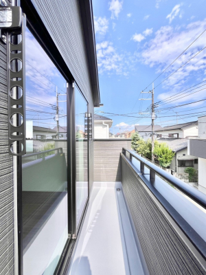 �o���R�j�[�@�����`Balcony�`�@������̃o���R�j�[�̑O�ɂ͉_�ȊO�ɑ��z���Ղ���̂�����܂���B�����󕨂������₷���A����薾�邭�C�����̂������������Ă��܂��B�g���₷���J���I�ȃo���R�j�[�ł���