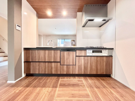 �L�b�`���@�����`Kitchen�`�@��b���e�ރ��r���O�A�������������Ȃ�L�b�`���B�Ƃ́A�������������ł͂Ȃ��A��炵��������A���K�ɂ���ꏊ�B�Ί�̖����A���炬�̓��X�̂��߂ɁA�ŐV�̐ݔ��E�d�l���̗p�B