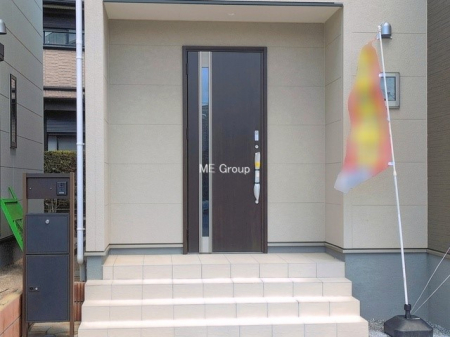 ���ց@�O�ρ`Entrance�`�@���ւ́A���q��������}�������ł���A�Ƒ����o���肷���ł�����̂Łu�������̊�v�Ƃ��Ă΂��d�v�ȏꏊ�I��������Ɩ��邭�A���ł����q�l�����o�}���ł���悤�Ȑ݌v�����܂����I