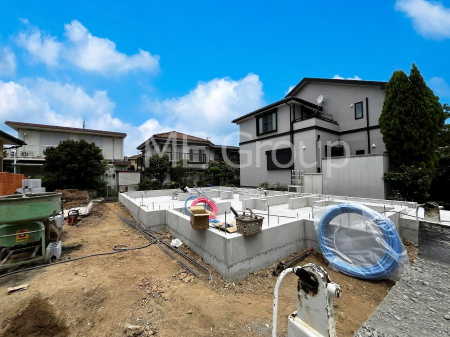 ���n�O�ώʐ^�@�O�ρ`Exterior�`  �ՐÂȏZ��n�Ŏq��ĉƑ��Ƀs�b�^���B  �����̂��U�������K�ȗ΂Ɍb�܂ꂽ�G���A�ŁA���R�ɕ�܂ꂽ���₩�ȕ�炵���������邽�߂́A��Ƃ肠��Z���������Ă��܂��B