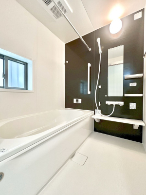 �����@�����`Bath Room�`�@�������������͋C�̗����Ŗ����Ɍ����ă��t���b�V���B���������@�\���t���Ă���̂ŗׂ̐���@�u����Ő􂢏オ�������󕨂��A�J�̓����V�C���C�ɂ������������邱�Ƃ��\�ł��B