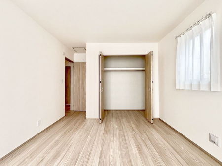 �Q���@�����`Bed Room�`  �S�����ɂ͎��[�N���[�[�b�g�������I���i�g���̂��m���⏬���͂������A�G�ߕ��̂��m���Ȃǂ���������Ɛ������ڂ����܂������܂��B  ������Ԃ��L���g�p�ł��܂��ˁB