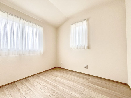 �q�������@�����`Bed Room�`�@�������������̂��ˌ��Ẵ����b�g�ł��B���Ƒ������������ƂŎ苷�Ɋ����Ă����Z�܂����ˌ��Ăł͊e�����v���C�o�V�[��ۂ��Ƃ��ł��܂��B�Z�܂��ɂ�Ƃ肪���܂�S�������b�N�X�ł��܂���