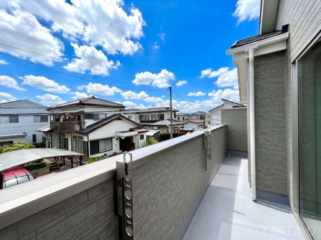 �o���R�j�[�@�����`Balcony�`�@������̃o���R�j�[�̑O�ɂ͉_�ȊO�ɑ��z���Ղ���̂�����܂���B�����󕨂������₷���A����薾�邭�C�����̂������������Ă��܂��B�g���₷���J���I�ȃo���R�j�[�ł���