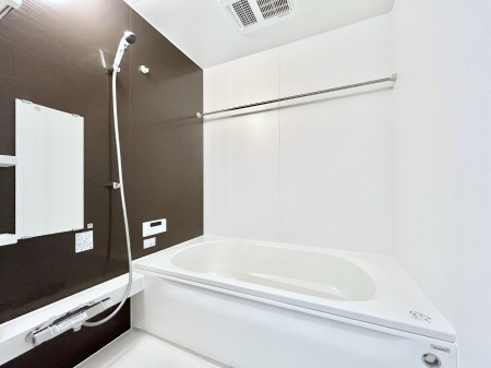 �����@�����`Bath Room�`�@�������Ƒ���L�΂��ē������邱�Ƃ��\�I����̔�������M�d�ȃo�X�^�C���ł��B���q�l�Ƃ��ꏏ�ł��\���ȍL���Ȃ̂ŁA���r���O�Ƃ͈�����Ƒ��c�R�̂ЂƎ������y���݂��������܂��B