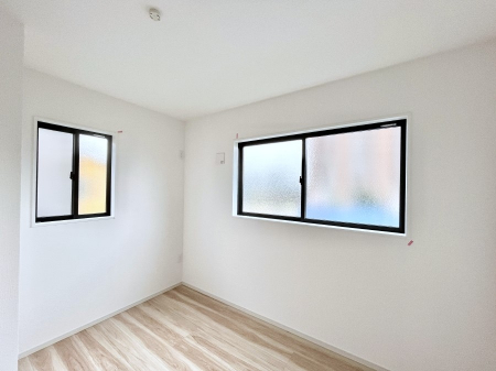 �q�������@�����`Bed Room�`�@2�ʍ̌����m�ۂ������邢�����́A���ʂ����ǂ��A��ϋ��S�n�̗ǂ���ԂƂȂ��Ă���܂��B�u�₩�ȕ��������ċN���钩�́A���K�����̎n�܂�ɁI���������ʕ����ƂĂ��ǂ��Z�܂���