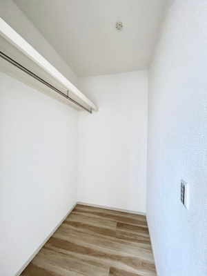 ���̑��@�����`Walk-in Closet�`�@�K�v�Ȃ��̂�R�[�f�B�l�[�g���ꗗ���Ċm�F�ł��A�g�x�x�⏀�����Z���ԂōςރE�H�[�N�C���N���[�[�b�g��ݒu���܂����B�Ƃ̒�����������Ƃ�����֗��Ȏ��[�X�y�[�X�ł��B