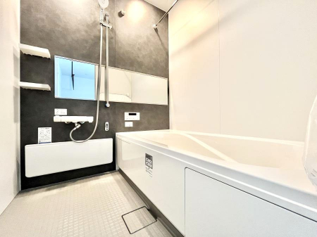 �����@������2�������`Bath Room�`�@����L�΂��ē������邱�Ƃ��\�I����̔�������M�d�ȃo�X�^�C���ł��B���q�l�Ƃ��ꏏ�ł��\���ȍL���Ȃ̂ŁA���r���O�Ƃ͈�����Ƒ��c�R�̂ЂƎ������y���݂��������܂��B
