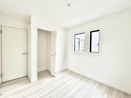 �Q���@������2�������`Bed Room�`  �S�����ɂ͎��[�N���[�[�b�g�������I���i�g���̂��m���⏬���͂������A�G�ߕ��̂��m���Ȃǂ���������Ɛ������ڂ����܂������܂��B  ������Ԃ��L���g�p�ł��܂��ˁB