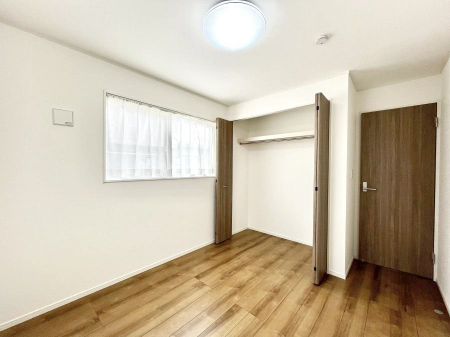 �Q���@�����`Bed Room�`  �S�����ɂ͎��[�N���[�[�b�g�������I���i�g���̂��m���⏬���͂������A�G�ߕ��̂��m���Ȃǂ���������Ɛ������ڂ����܂������܂��B  ������Ԃ��L���g�p�ł��܂��ˁB