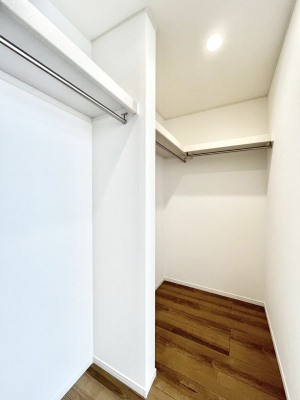 ���̑��@�����`Walk-in Closet�`�@�K�v�Ȃ��̂�R�[�f�B�l�[�g���ꗗ���Ċm�F�ł��A�g�x�x�⏀�����Z���ԂōςރE�H�[�N�C���N���[�[�b�g��ݒu���܂����B�Ƃ̒�����������Ƃ�����֗��Ȏ��[�X�y�[�X�ł��B�@