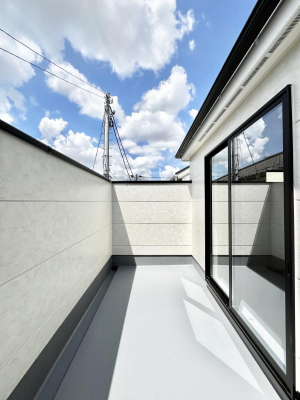 �o���R�j�[�@�����`Balcony�`�@�傫�ȋ�Ɉ͂܂ꂽ�C�����̂����ƁB�o���R�j�[��`�������ň��|�I�ȊJ�����ɕ�܂�܂��B�o���R�j�[�͗z���������݂��z�c����󕨂��C�����悭�������Ƃ��ł��܂��B