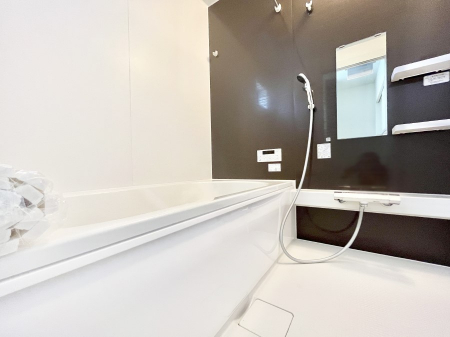 �����@�����`Bath Room�`�@�������������͋C�̗����Ŗ����Ɍ����ă��t���b�V���B���������@�\���t���Ă���̂ŗׂ̐���@�u����Ő􂢏オ�������󕨂��A�J�̓����V�C���C�ɂ������������邱�Ƃ��\�ł��B