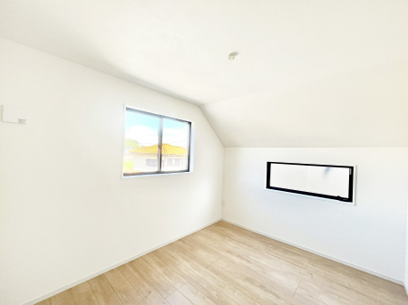 �q�������@�����`Bed Room�`�@�q�������͂��q�l�ɂƂ��đ�Ϗd�Ȗ���������܂��B�q����l�ŉ߂�����Ԃ�^���邱�ƂŁA�h���׋����Ԃ����R�Ƒ����܂����畔���̕Еt����|���Ȃǂ��������ƂɌq����܂��B