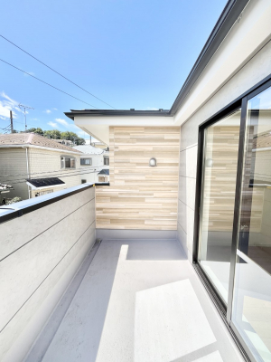 �o���R�j�[�@�����`Balcony�`�@������̃o���R�j�[�̑O�ɂ͉_�ȊO�ɑ��z���Ղ���̂�����܂���B�����󕨂������₷���A����薾�邭�C�����̂������������Ă��܂��B�g���₷���J���I�ȃo���R�j�[�ł���