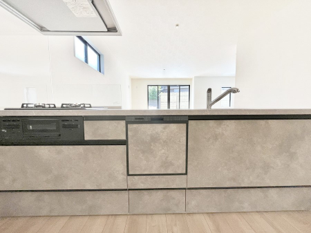 �L�b�`���@�����`Kitchen�`�@��b���e�ރ��r���O�A�������������Ȃ�L�b�`���B�Ƃ́A�������������ł͂Ȃ��A��炵��������A���K�ɂ���ꏊ�B�Ί�̖����A���炬�̓��X�̂��߂ɁA�ŐV�̐ݔ��E�d�l���̗p�B
