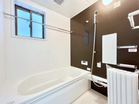 �����@�������P�������`Bath Room�`�@���t���̃o�X���[���́A�̌������薾�邭�C�����̗ǂ���Ԃł��B�������邱�ƂŁA���C�����ǍD�B������芰����o�X���[���ŁA�����̃o�X�^�C�����y���݂ɂȂ肻���ł��B