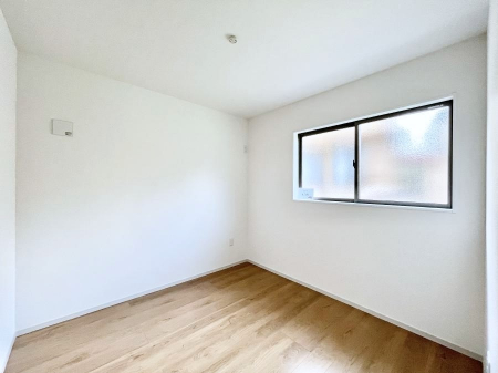�q�������@�������P�������`Bed Room�`�@�q�������͂��q�l�ɂƂ��đ�Ϗd�Ȗ���������܂��B�q����l�ŉ߂�����Ԃ�^���邱�ƂŁA�h���׋����Ԃ����R�Ƒ����܂����畔���̕Еt����|���Ȃǂ��������ƂɌq����܂��B