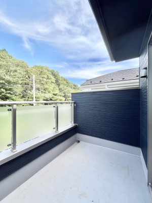 �o���R�j�[�@�������P�������`Balcony�`�@�傫�ȋ�Ɉ͂܂ꂽ�C�����̂����ƁB�o���R�j�[��`�������ň��|�I�ȊJ�����ɕ�܂�܂��B�o���R�j�[�͗z���������݂��z�c����󕨂��C�����悭�������Ƃ��ł��܂��B