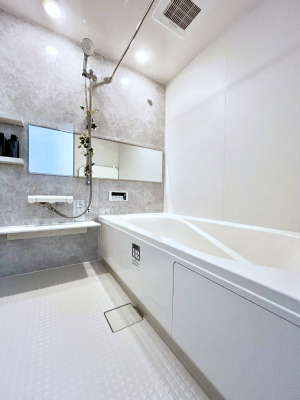 �����@�����`Bath Room�`�@�������������͋C�̗����Ŗ����Ɍ����ă��t���b�V���B���������@�\���t���Ă���̂ŗׂ̐���@�u����Ő􂢏オ�������󕨂��A�J�̓����V�C���C�ɂ������������邱�Ƃ��\�ł��B