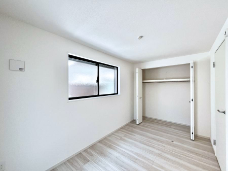 �q�������@�����`Bed Room�`�@�q�������͂��q�l�ɂƂ��đ�Ϗd�Ȗ���������܂��B�q����l�ŉ߂�����Ԃ�^���邱�ƂŁA�h���׋����Ԃ����R�Ƒ����܂����畔���̕Еt����|���Ȃǂ��������ƂɌq����܂��B