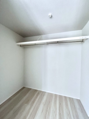 ���̑��@�����`Walk-in Closet�`�@�K�v�Ȃ��̂�R�[�f�B�l�[�g���ꗗ���Ċm�F�ł��A�g�x�x�⏀�����Z���ԂōςރE�H�[�N�C���N���[�[�b�g��ݒu���܂����B�Ƃ̒�����������Ƃ�����֗��Ȏ��[�X�y�[�X�ł��B