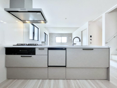 �L�b�`���@�����`Kitchen�`�@��b���e�ރ��r���O�A�������������Ȃ�L�b�`���B�Ƃ́A�������������ł͂Ȃ��A��炵��������A���K�ɂ���ꏊ�B�Ί�̖����A���炬�̓��X�̂��߂ɁA�ŐV�̐ݔ��E�d�l���̗p�B