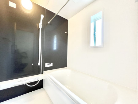 �����@�������Q�������`Bath Room�`�@���t���̃o�X���[���́A�̌������薾�邭�C�����̗ǂ���Ԃł��B�������邱�ƂŁA���C�����ǍD�B������芰����o�X���[���ŁA�����̃o�X�^�C�����y���݂ɂȂ肻���ł��B