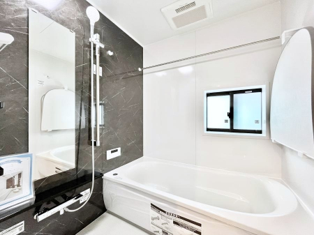�����@������1�������`Bath Room�`�@�������������͋C�̗����Ŗ����Ɍ����ă��t���b�V���B���������@�\���t���Ă���̂ŗׂ̐���@�u����Ő􂢏オ�������󕨂��A�J�̓����V�C���C�ɂ������������邱�Ƃ��\�ł��B