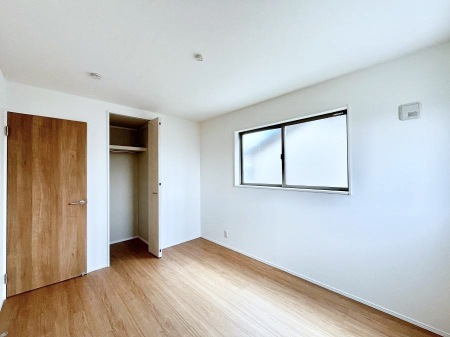 �q�������@�����`Bed Room�`�@�q�������͂��q�l�ɂƂ��đ�Ϗd�Ȗ���������܂��B�q����l�ŉ߂�����Ԃ�^���邱�ƂŁA�h���׋����Ԃ����R�Ƒ����܂����畔���̕Еt����|���Ȃǂ��������ƂɌq����܂��B