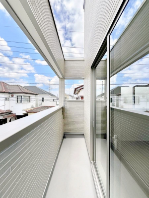 �o���R�j�[�@�����`Balcony�`�@�傫�ȋ�Ɉ͂܂ꂽ�C�����̂����ƁB�o���R�j�[��`�������ň��|�I�ȊJ�����ɕ�܂�܂��B�o���R�j�[�͗z���������݂��z�c����󕨂��C�����悭�������Ƃ��ł��܂��B