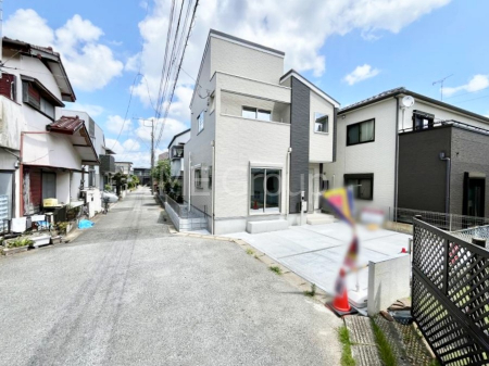 ���n�O�ώʐ^�@�O�ρ`Exterior�`�@�O�ʓ��H�F �� 4m �����@�O�ʓ��H�͊ՐÂȏZ��n���͂���Ԓʂ�̏��Ȃ����H�B���Ԃ̏o��������炭�炭�ł��I���s���_�E���n���w�̂���]�́A���C�y�ɂ��₢���킹���������I