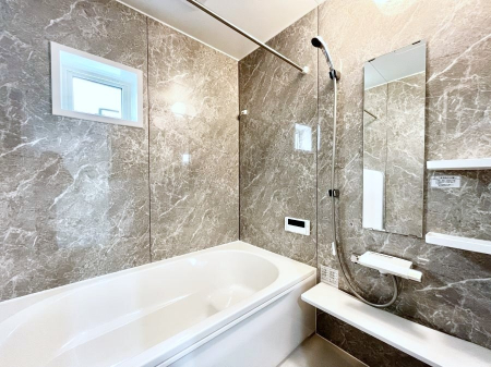 �����@�����`Bath Room�`�@���t���̃o�X���[���́A�̌������薾�邭�C�����̗ǂ���Ԃł��B�������邱�ƂŁA���C�����ǍD�B������芰����o�X���[���ŁA�����̃o�X�^�C�����y���݂ɂȂ肻���ł��B