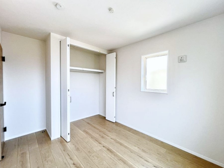 �q�������@�����`Bed Room�`�@�q�������͂��q�l�ɂƂ��đ�Ϗd�Ȗ���������܂��B�q����l�ŉ߂�����Ԃ�^���邱�ƂŁA�h���׋����Ԃ����R�Ƒ����܂����畔���̕Еt����|���Ȃǂ��������ƂɌq����܂��B�@