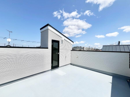 �o���R�j�[�@�����`Balcony�`�@�X�J�C�o���R�j�[�ŊJ�����������Ȃ���Ǐ������ĉ߂�������A���̂����F�l�ƏW�܂��ă����`����J������c�B���X�̕�炵��������Ə����A���z�̕�炵�������ł������ł��ˁI